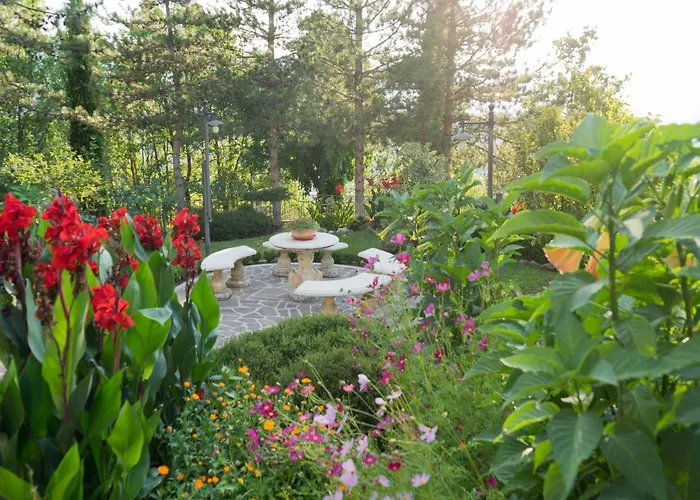 In With Pool And Nature * Tagliacozzo